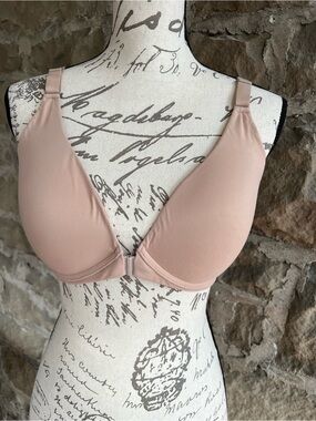 EUC Size 38C SPANX Blush Nude Front-Closure Plunge Bra